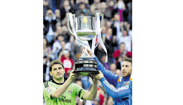 El Real Madrid ofreció a su público la Copa del Rey.(EFE)