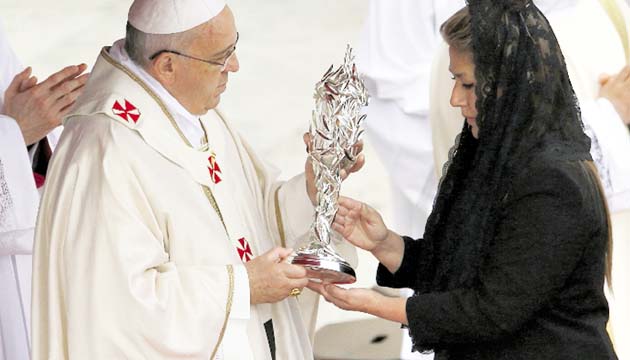 Floribeth Mora llevó una de las reliquias del papa polaco.(AP)