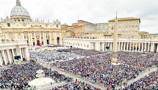 Miles de fieles católicos asistieron a la Plaza de San Pedro.(AP)