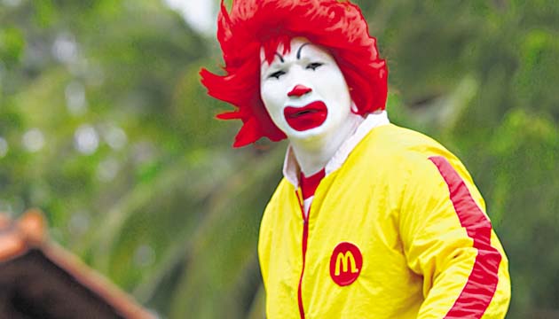 3. El popular Ronald McDonald fue la figura del evento en Coronado.