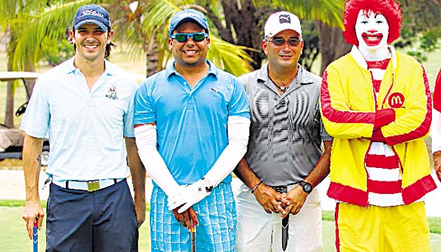 6. Ronald McDonald con Santiago Fascetto, Humberto Deir y V. Bonifatti.