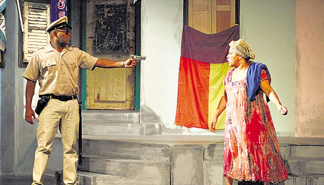 Luis Gustavo Macías/Sargento Ramírez y Elizabeth Vargas/Serafina.