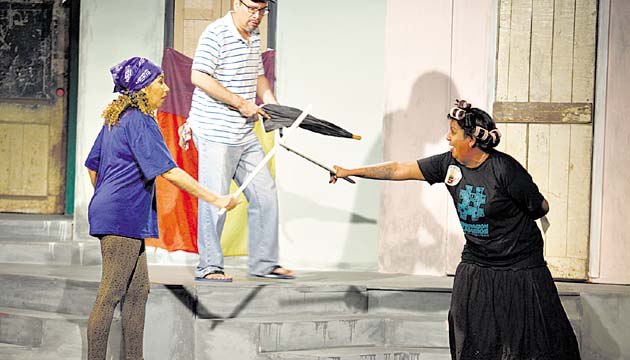 Duelo político. Neysa Ferguson, Félix Gómez y Mara Bethancour.