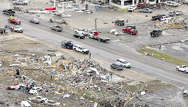 Magnitud de la destrucción causada por los tornados.(AP)