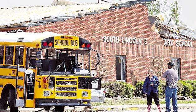 Los trabajadores ven los daños en la escuela primaria South Lincoln, después de que las tormentas llegaron a Fayetteville, Tenesí. Las autoridades deben determinar en qué condiciones está el colegio para tomar las medidas correspondientes.