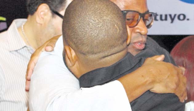 El maestro abraza al hijo de ‘Cheo’.