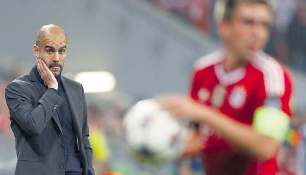Pep Guardiola, entrenador del Bayern Múnich, impotente ante la goleada.(AP)