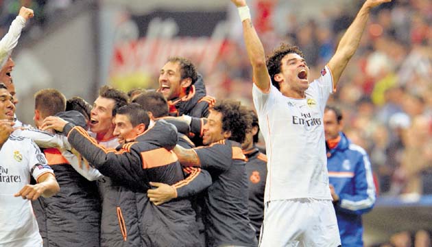 Los jugadores del Real Madrid festejan la clasificación a la final de la “Champions”.(AP)