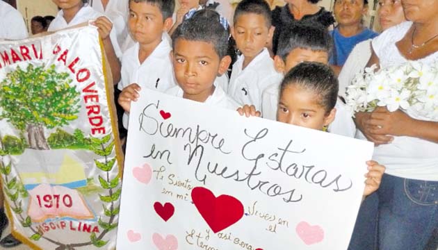 Alumnos del maestro Radamés expresaron sus condolencias.(Melquiades Vásquez A. )