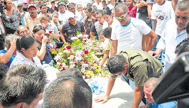 El dolor y las lágrimas no se pudieron contener en el sepelio. (Melquiades Vásquez A. )
