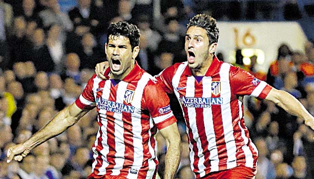 Diego Costa (izq.) celebra su gol de penal junto a Koke (dcha.). (AP)