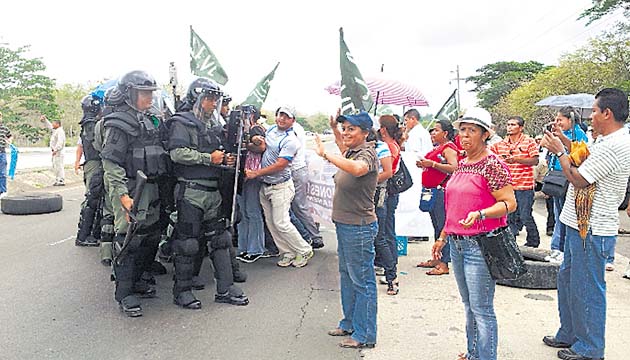 Agentes de las fuerzas antimotines tuvieron que abrir el paso.(Thays Domínguez)