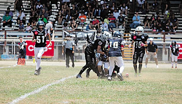 Derribo en la mitad de la cancha.(Alberto Ortega)
