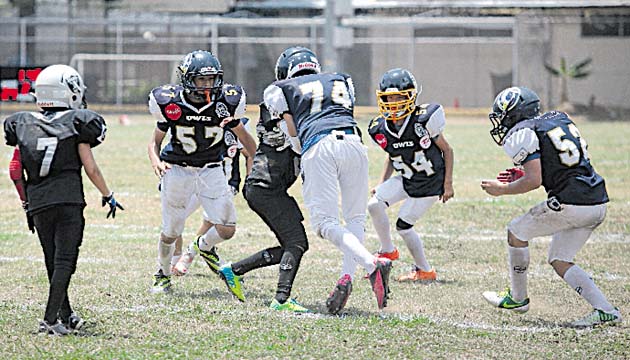 Los Owls lograron acorralar al atacante de los Raiders.(Alberto Ortega)