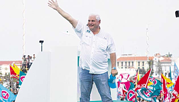 El presidente Martinelli fue el primero de cinco oradores.(Víctor Arosemena)