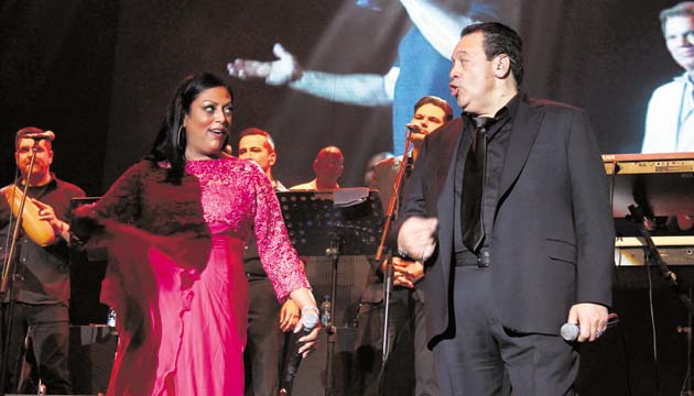 La India, al interactuar con Tito Nieves, fue muy efusiva, incluso parecía danzar.