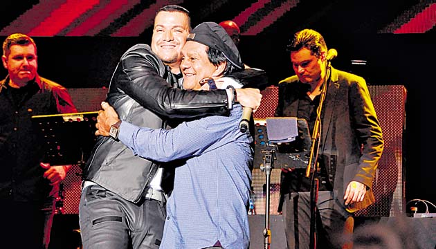 Víctor Manuelle elogió a Roberto Durán por las glorias recibidas y el orgullo que representa.