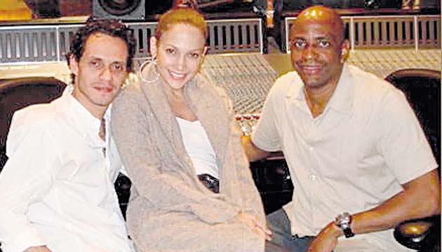 Junto a sus amigos y clientes, Marc y J.Lo.(Archivo)
