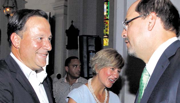 José Domingo le da la paz a su opositor Juan Carlos Varela.(Víctor Arosemena)