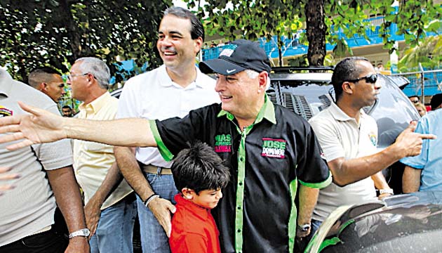 La vestimenta del presidente Ricardo Martinelli despertó suspicacia por el público apoyo a José Domingo Arias; sin embargo, el Tribunal Electoral aclaró que sí se podía utilizar esta indumentaria. (Alejandro Méndez)