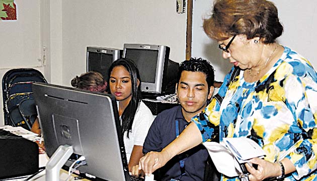 La aprensión de los electores hacia el voto electrónico aplicado en el colegio José Remón Cantera no fue un impedimento para que las personas acudieran a las urnas. (Alcides Rodríguez)