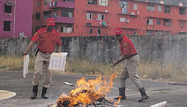 Miembros del Cuerpo de Bomberos de Panamá colaboraron con la quema de las papeletas que no fueron utilizadas.(Alejandro Méndez)