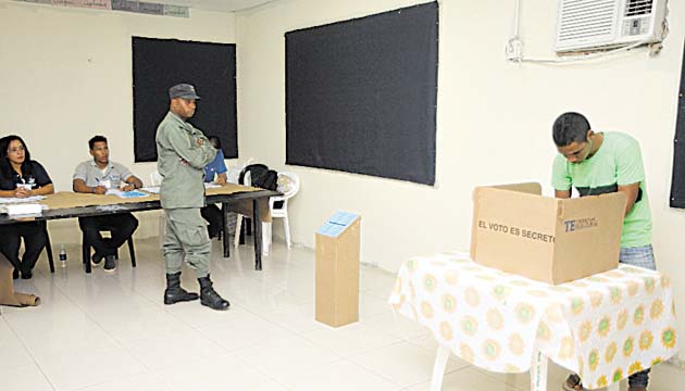 Ayer por primera vez, 13,500 privados de libertad fueron habilitados para ejercer su voto en 17 centros penales para elegir al nuevo presidente. En El Renacer, el proceso electoral se registró con normalidad; bajo estrictas medidas de seguridad.(Alexander Santamaría)