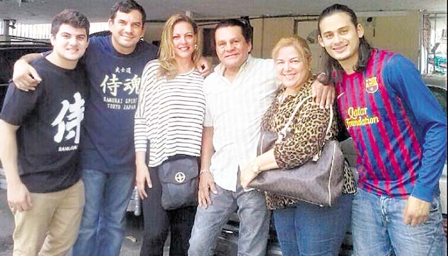 Al mejor estilo de las celebridades internacionales, Roberto ‘Mano de Piedra’ Durán llegó con su familia a votar. Entre frases coloquiales y uno que otro chiste, aseguró que su voto fue por el bien de Panamá.