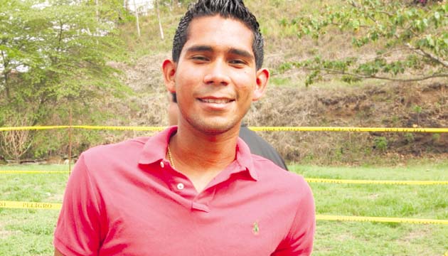 El jugador de la Selección Nacional de Fútbol Mayor Carlos Rodríguez fue desde tempranas horas a votar en la escuela Pureza de María. Pide al nuevo gobernante más apoyo al deporte y a las ligas menores.