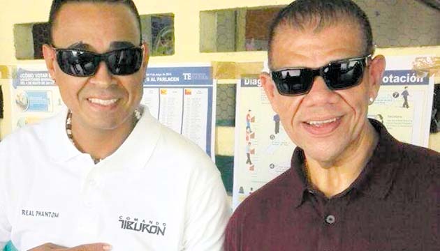 Aunque Iván Broce, mejor conocido como Phantom, votó desde temprano en la escuela Pedro Ameglio, no dudó en acompañar a Rolo De León a la escuela Estado de Israel para que depositara su voto en la urna.
