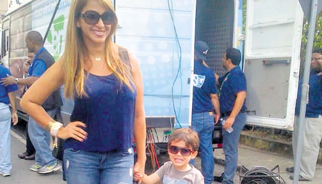Erika Nota, Se levantó desde tempranito, se tomó una taza de café y salió a ejercer su derecho al voto. La presentadora y nueva participante de Dancing with Stars se hizo acompañar de su primogénito, Roberto Lucca, quien con una gran sonrisa posó para nuestro lente.
