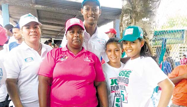 El excampeón mundial de boxeo, Celestino ‘Pelenchín’ Caballero, quien aspira al cargo público de suplente de diputado en Colón, fue a votar acompañado de varios familiares. Aseguró que trabajar por su pueblo es su norte.