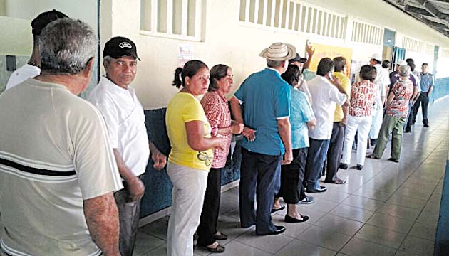 En el colegio José D. Crespo, de Chitré, las filas eran constantes. (Thays Domínguez)