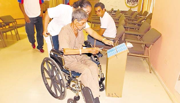 Pacientes del hospital J.P. Franco, en Las Tablas, emitieron su voto.(Zenaida Vásquez )