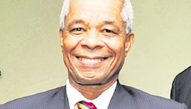 Davis Peralta Checa (Excanastero). Le digo al presidente que no se aferre en hacer solo canchas de fútbol porque hay otros deportes que las necesitan. Le digo además que apoye la candidatura de los Juegos Centroamericanos y del Caribe.