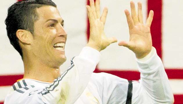 Cristiano Ronaldo mantuvo vivo al Madrid con su gol ante el Valencia.(EFE)