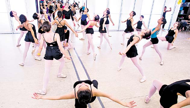 Decenas de talentosas bailarinas ensayan horas y horas.
