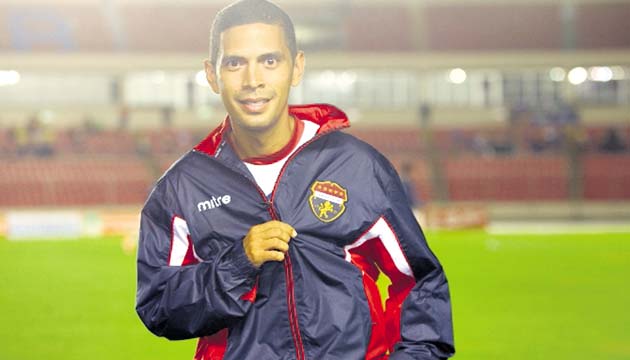 Presente. El mediocampista Ángel Lombardo, quien no ha podido estar esta temporada en el campo con el Plaza Amador, luego de su accidente de tránsito en diciembre pasado, apoyó al equipo desde las gradas. (Anayansi Gamez)