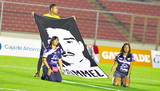 Recordado. La memoria de Rommel Fernández fue honrada con una gran pancarta que llevaba plasmada su rostro. Los recuerdos del que fue quizás el mejor futbolista nacido en Panamá no han muerto tras 21 años.(Anayansi Gamez)