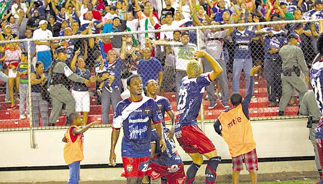 Barra fiel. La fanaticada del Plaza Amador cantó y alentó a sus jugadores durante todo el encuentro. Los futbolistas le agradecieron el esfuerzo y celebraron la anotación de Alfredo Stephens junto a ellos.(Anayansi Gamez)