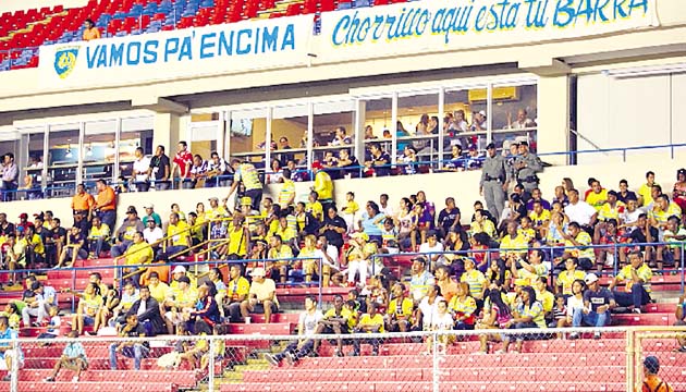 En menor número. Chorrillo no solo perdió en la cancha ante el Plaza Amador, sino también en el duelo de barras. A los fanáticos del conjunto chorrillero se les oyó mucho menos que a los adeptos placinos.(Anayansi Gamez)