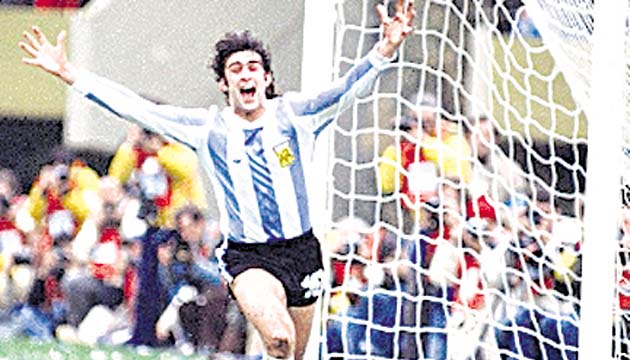 Solo hizo falta la firma para que Mario Kempes dirigiera a La Roja
