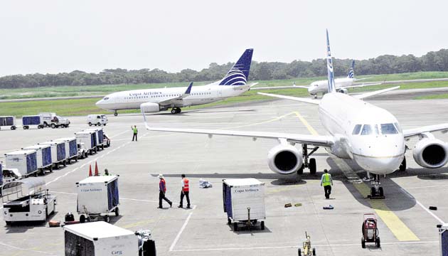 Copa Airlines les paga a sus tripulantes de cabina un salario mensual inferior al salario mínimo establecido por la ley ($3.85 por hora).(Archivo)