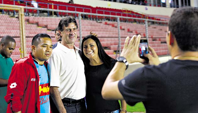 Mario Kempes (c), figura del fútbol argentino, presenció el duelo.(Anayansi Gamez)