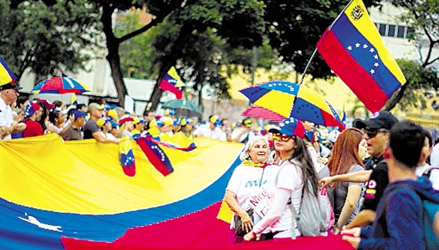 Sacan a estudiantes opositores de las calles