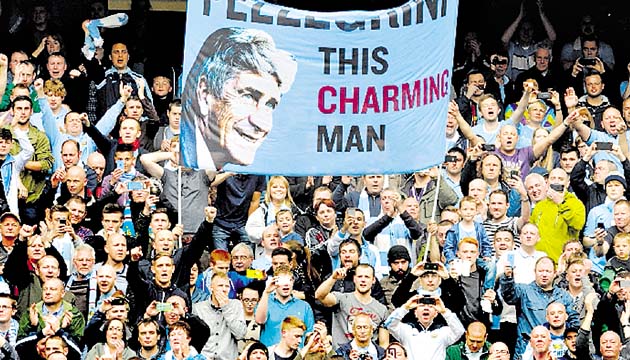 Felicitaciones. Los fanáticos del Manchester City mostraron ayer este cartelón gigante en el Etihad Stadium, en agradecimiento al técnico chileno Manuel Pellegrini, al que consideran “encantador”.