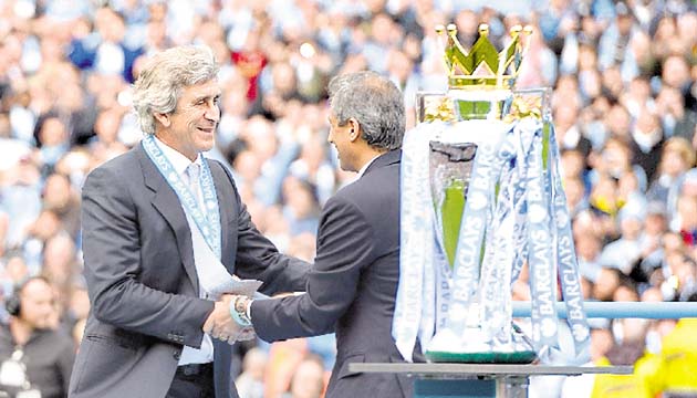 ¡Enhorabuena!. Manuel Pellegrini ganó el campeonato en su primera temporada como técnico del Manchester City, y se convirtió así en el primer entrenador suramericano que levanta el trofeo de la Premier.