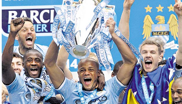 Celebración. El capitán del Manchester City, Vincent Kompany, levanta el título tras la coronación de su equipo en la Premier League, por segunda ocasión en las últimas tres campañas.
