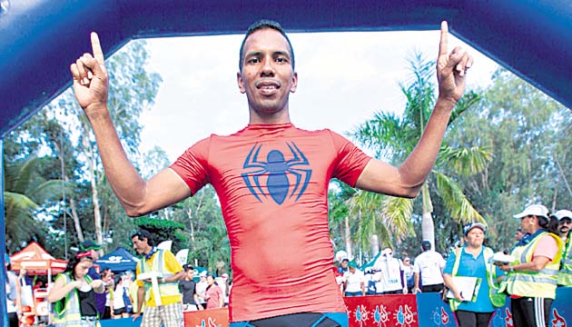 3. Muñoz posa para la cámara tras terminar su carrera.(Alberto Ortega)