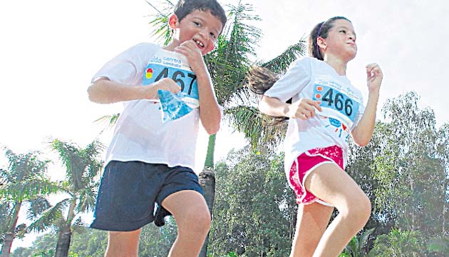 4. Hasta los niños tomaron parte en esta mañana deportiva.(Alberto Ortega)
